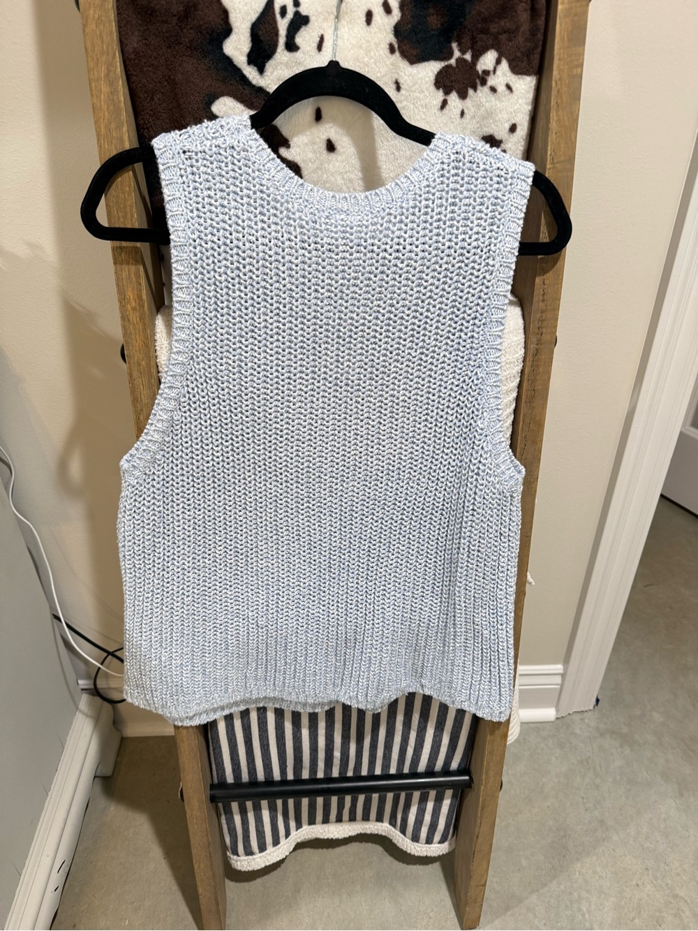 Old Navy Light Blue Knit Sleeveless Tank - Picture 3 of 3